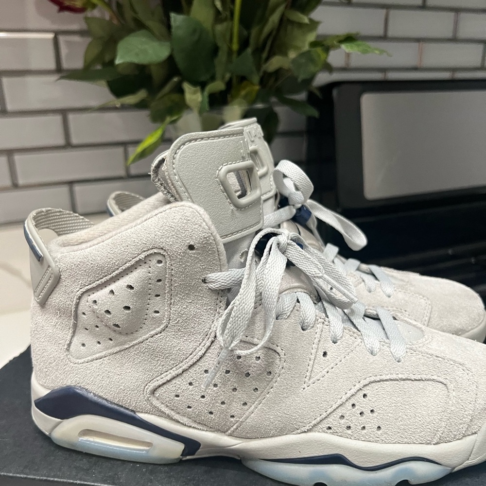 Air Jordan 6
Magnet and College Navy